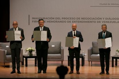 The president of the Venezuelan National Assembly, Jorge Rodríguez, former Mexican Foreign Minister Marcelo Ebrard, Venezuelan opposition negotiator Gerardo Blyde and Norwegian diplomat Dan Nylander, during the table set up in Mexico in 2021.
