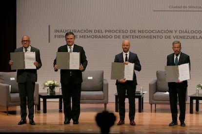 El presidente de la Asamblea Nacional de Venezuela, Jorge Rodríguez, el ex canciller mexicano, Marcelo Ebrard, el negociador de la oposición venezolana, Gerardo Blyde y el diplomático noruego Dan Nylander, durante la mesa instalada en México en 2021.