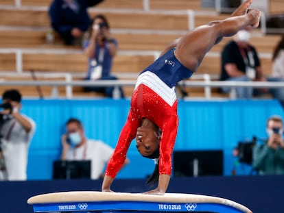 Simone Biles se apresenta durante final por times na Olimpíada de Tóquio, nesta terça-feira