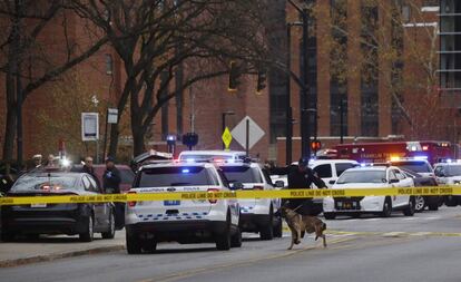 O campus da Universidade de Ohio, cercado pela polícia.