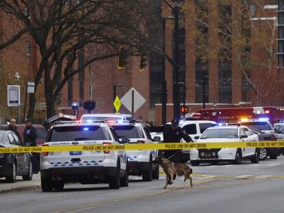 O campus da Universidade de Ohio, cercado pela pol&iacute;cia.