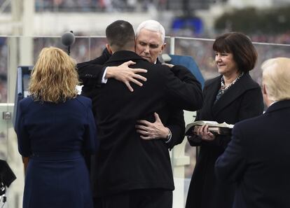 El vicepresidente, Mike Pence, abraza a su hijo Michael bajo la mirada de su esposa, Karen Pence (derecha), después de jurar su cargo.