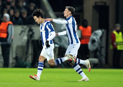 Takefusa Kubo (izquierda) celebra el segundo tanto de la Real Sociedad ante el Midtjylland.