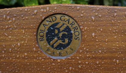 Detalle de un banco de Roland Garros, mojado por la lluvia.