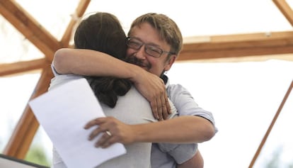 Dom&egrave;nech (de frente) abraza a Pablo Iglesias durante el acto de Podemos y Catalunya en Com&uacute;.