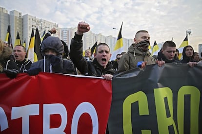 Ultranacionalistas rusos participan en la llamada "marcha rusa" en el barrio moscovita de Lublino para celebrar el Día de la Unidad Nacional.