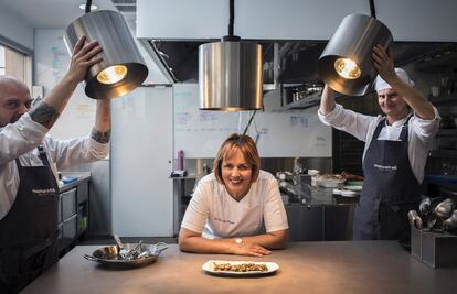 María José San Román, en la cocina del Monastrell, su restaurante en Alicante.