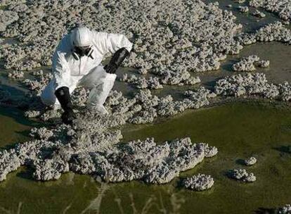 Un activista de Greenpeace mide la radiactividad en el río Tinto.