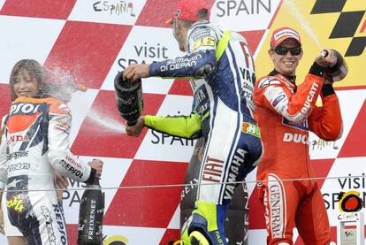 Stoner, Dovizioso y Rossi celebran sus triunfos en el GP de Japón. Lorenzo se ha quedado cuarto una lucha apasionante con su compañero de equipo.