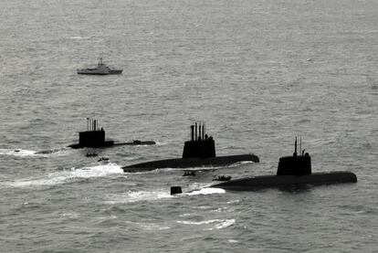 Fotografía del submarino desaparecido ARA San Juan, junto a otros dos submarinos, el ARA Salta y el ARA Santa Cruz, a su llegada a la base de Mar de Plata en junio de 2014. 