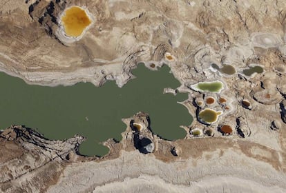 Fotografía aérea de dolinas llenas de agua en el Mar Muerto.