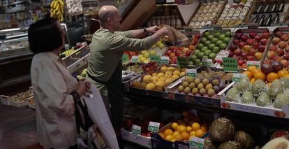 Puesto de frutas en un mercado municipal 