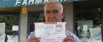 Sergio Rescalvo, recientemente jubilado, muestra la incongruencia entre el código de aportación y su situación de pensionista.