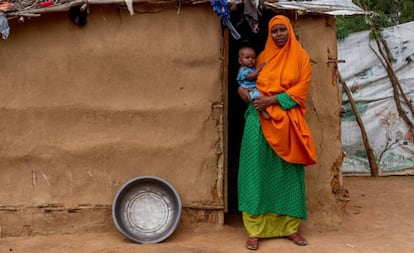 Una mujer somalí con su bebé, en el campo de refugiados de Dadaaba en 2015.