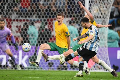 Messi dispara a puerta en la jugada que abrió el marcador.