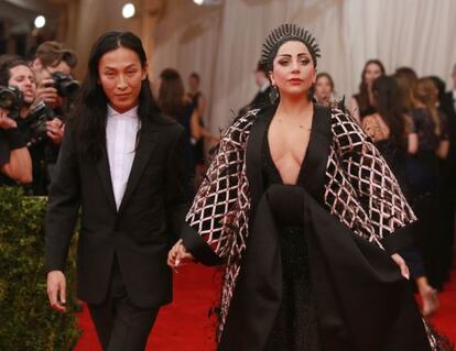 Alexander Wang y Lady Gaga, en la alfombra roja de la última gala del Met en Nueva York.
