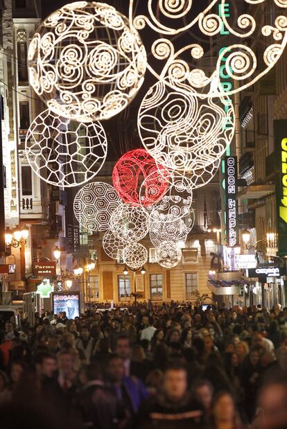 La madrileña calle Preciados estrena las luces de navidad, diseñado por Agatha Ruiz de la Prada.