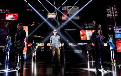 Un momento de 'Dear Evan Hansen', con Ben Platt en el centro.