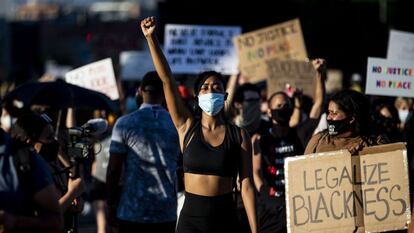 Una manifestante levanta el puño en alto durante una protesta del movimiento Black Lives Matter, en Los Angeles.