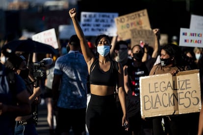 Una manifestante levanta el puño en alto durante una protesta del movimiento Black Lives Matter, en Los Angeles.