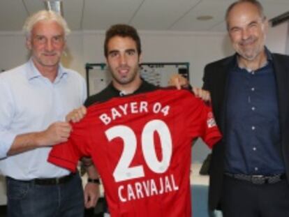 Carvajal posa con la camiseta del Bayer en su presentaci&oacute;n.