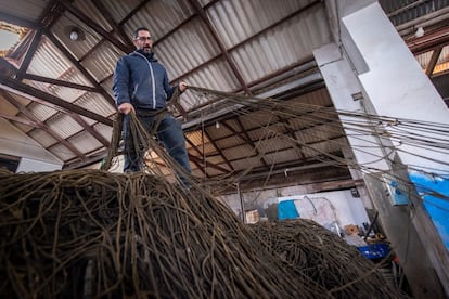 El almadrabero Juan Malia repasa las redes de la almadraba en el almacén de pertrechos que Gadira tiene en Barbate