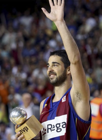 El jugador del Barcelona saluda tras recibir el trofeo de mejor jugador de la final