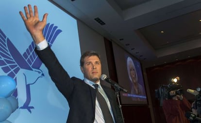 Bjarni Benediktsson, líder del Partido de la Independencia, saluda a sus partidarios tras las elecciones.