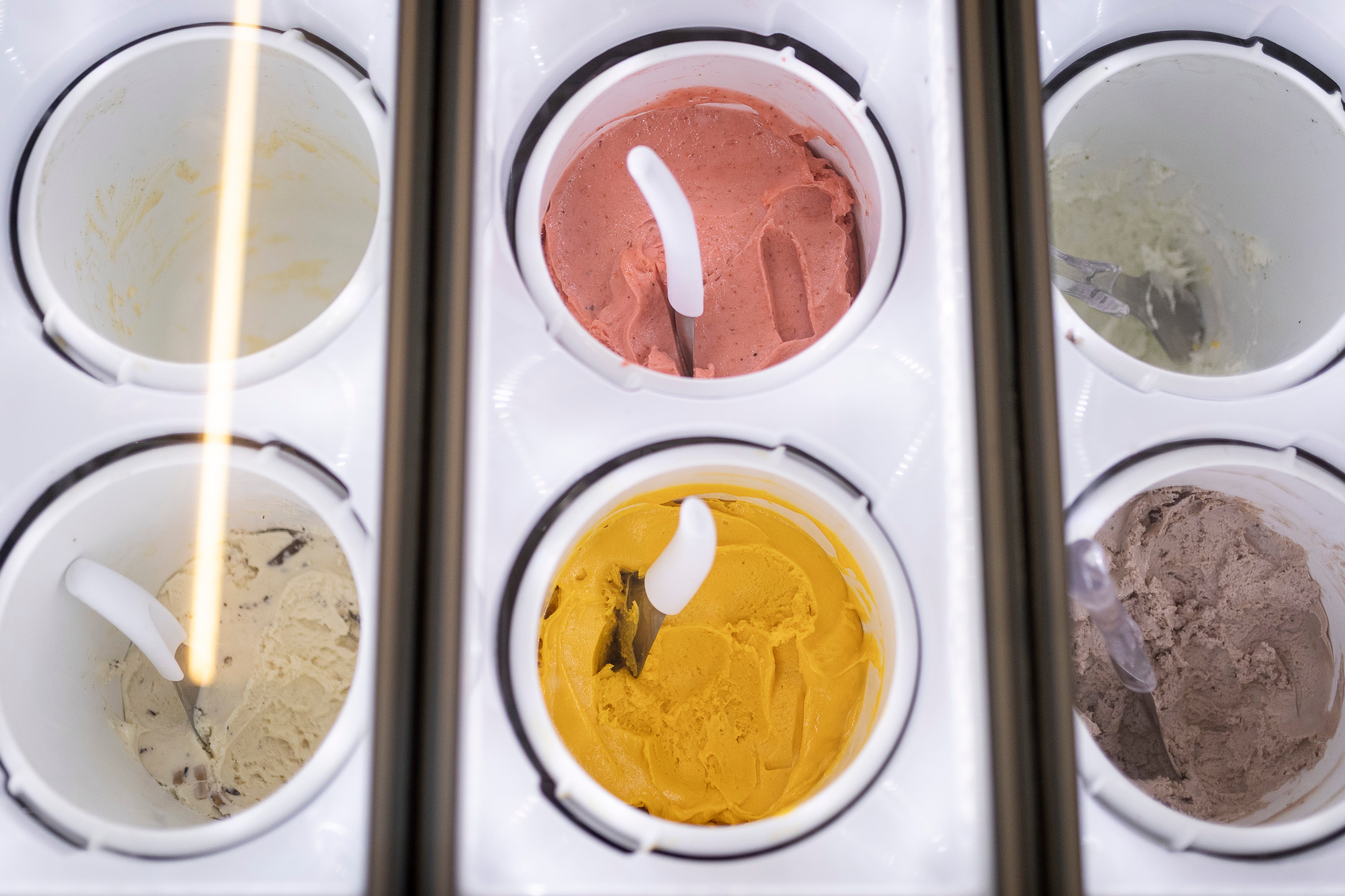 Detalle del mostrador de helados de Fonik.