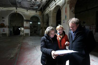 Isabel Izquierdo, Begoña Torres y Luis Lafuente en una de las salas del edificio.