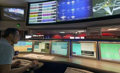Un especialista hace el seguimiento del 'Curiosity' acercándose a Marte desde la sala de control de la misión en el JPL (California).