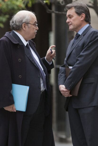 Artur Mas conversa con Mas-Colell.