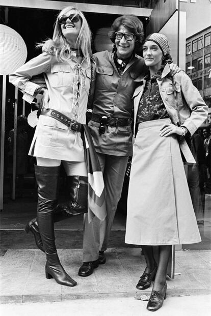 Finales de los 60. Un joven Yves Saint Laurent sacudía la moda incorporando al armario femenino una prenda que, hasta el momento, estaba reservada para ellos. Igual que hizo con el esmoquin, convirtió la sahariana en una chaqueta que, desde entonces, también le pertenecería a las mujeres. En la imagen, el diseñador posa en 1969 junto a sus musas Louise de La Falaise (derecha) y Betty Catroux, ataviadas con con saharianas.