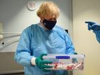 28 January 2021, United Kingdom, Glasgow: British Prime Minister Boris Johnson visits the Lighthouse Laboratory, used for processing polymerase chain reaction (PCR) samples for coronavirus (COVID-19), during a visit to the Queen Elizabeth University Hospital campus in Glasgow on his one day visit to Scotland. Photo: Jeff Mitchell/PA Wire/dpa
28/01/2021 ONLY FOR USE IN SPAIN