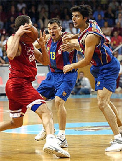 El jugador del Estudiantes Jasen (izquierda), Jasikevicius y Bodiroga del  Barcelona, durante el primer partido de la eliminatoria de semifinales de la Liga ACB.