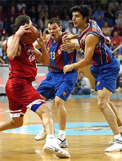 El jugador del Estudiantes Jasen (izquierda), Jasikevicius y Bodiroga del Barcelona, durante el primer partido de la eliminatoria de semifinales de la Liga ACB.