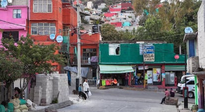 Youngsters hang out on the streets of Los Bordos, Ecatepec.