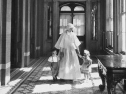 Una monja custodia a dos niños en un orfanato de Nueva York.