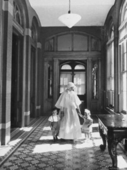 Una monja custodia a dos niños en un orfanato de Nueva York.