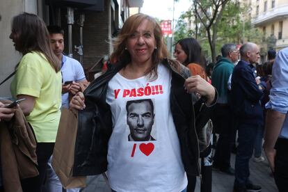 Una simpatizante socialista muestra su camiseta de Pedro Sánchez frente a la sede del PSOE.
