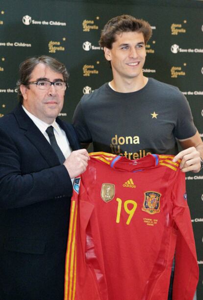 Llorente con el secretario de la FEF, Jorge Pérez.