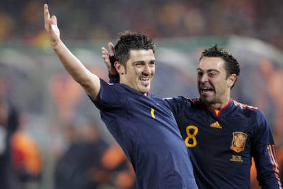 David Villa celebra el primer gol del equipo, marcado por él, acompañado por  Xavi (d) durante el partido de la tercera jornada de la liguilla del grupo H de la fase final del Mundial de Sudáfrica 2010.