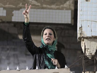 Aisha Gadafi, hija de Muamar el Gadafi, en una imagen tomada el 15 de abril de 2011 en Trípoli (Libia).