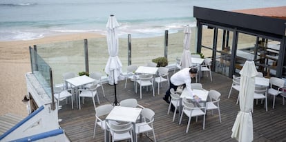 Un camarero en una terraza de Santander.