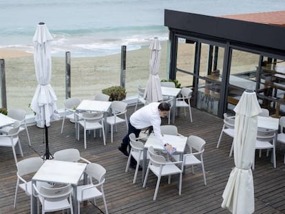 Un camarero en una terraza de Santander.