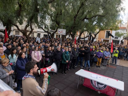 Concentración de apoyo el pasado a las personas heridas en un ataque a la asociación antifascista La Cosa Nostra de Castellón durante las fiestas de la Magdalena.