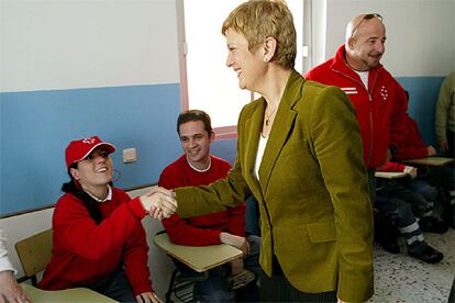 Rumí saluda a VARIOS voluntarios durante su visita a las instalaciones de la Cruz Roja en Tarifa (Cádiz).