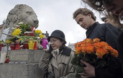 Muestras de dolor entre los vecinos de Varsovia, que llevan flores y velas al centro de la ciudad, convertido en un altar improvisado