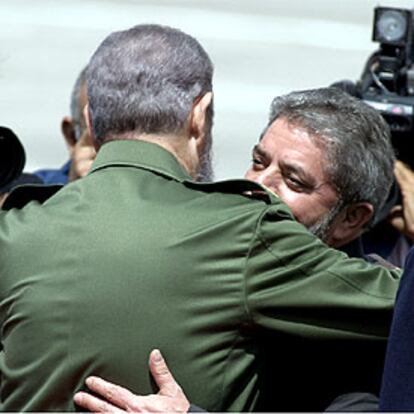 Castro abraza a Lula a su llegada a La Habana.