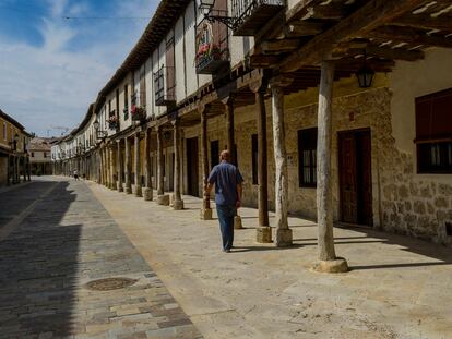 Una de las calles porticadas de Ampudia, en la provincia de Palencia.